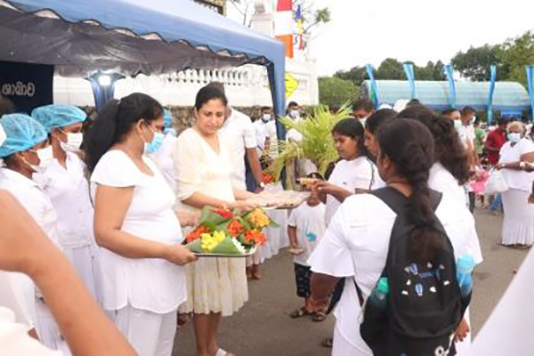 SLAGSC Seva Vanitha Ladies Offer Free Gram Diet & Flowers to Devotees