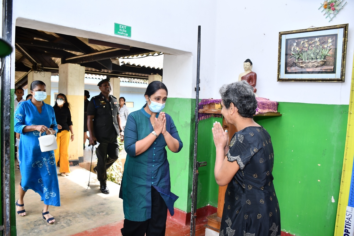 Signal Seva Vanitha Ladies Visit Patients at Mulleriyawa