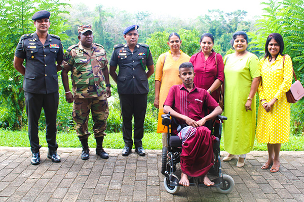Gemunu Watch Ladies Donate Wheelchair to a War Hero