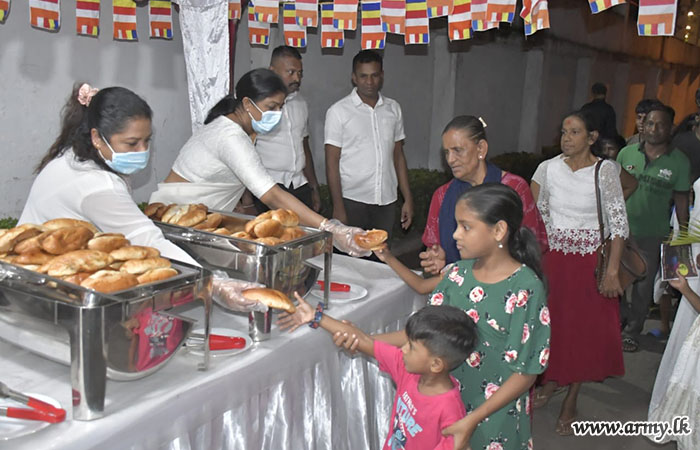 இலங்கை கவச வாகன படையணி சேவை வனிதையரால் வெசாக் பண்டிகை 