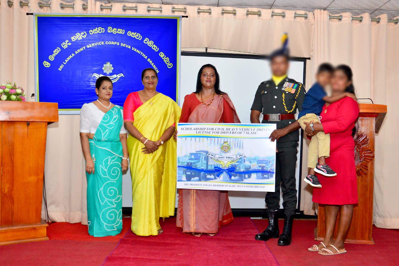 ශ්‍රී ලංකා යුද්ධ හමුදා සේවා බලකා සේවා වනිතා ශාඛාව විසින්  ශිෂ්‍යත්ව ප්‍රදානය කරයි