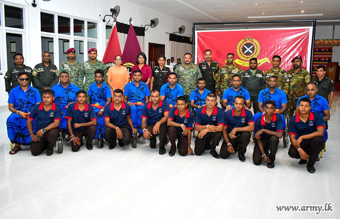අභිමන්සල II රණවිරුවන්ව කොමාන්ඩෝ රෙජිමේන්තු සේවා වනිතා ශාඛාවේ සමාජිකාවන් විසින් පිළිගනී