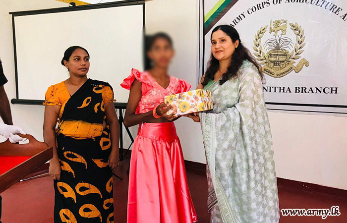 இலங்கை இராணுவ விவசாயம் மற்றும் கால்நடை படையணி சேவை வனிதையரால் எழுதுபொருள் பொருட்கள் நன்கொடை 
