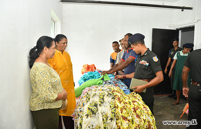 இலங்கை சமிக்ஞை படையணி சேவை வனிதையரினால் படையணி படையினரின் பிள்ளைகளுக்கு ஆடைகள் வழங்கல்