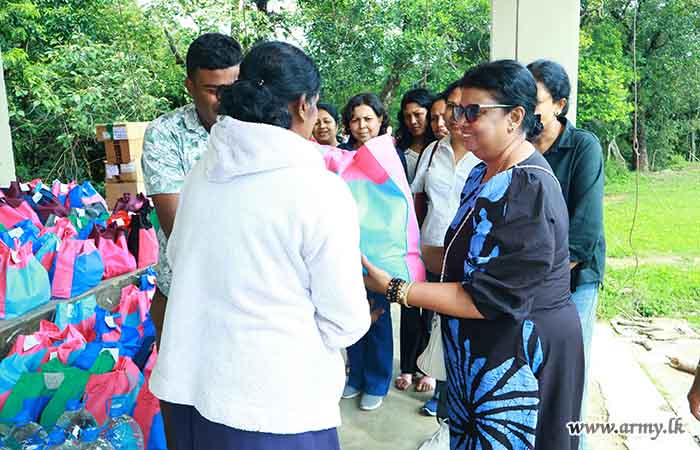 ශ්‍රී ලංකා පාබල හමුදා සේවා වනිතා ශාඛාව විසින් උඩුදුම්බර ගංගොඩ පවුල් සඳහා අත්‍යවශ්‍ය ද්‍රව්‍ය බෙදා දෙයි 