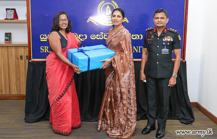 ශ්‍රී ලංකා සංඥා බලකා සේවා වනිතා ශාඛාවෙන් වියළි ආහාර සලාක පාර්සල් බෙදා දීමේ වැඩසටහනක්