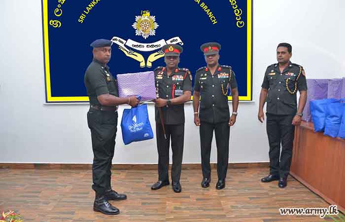 ශ්‍රී ලංකා යුද්ධ හමුදා සේවා බලකා සේවා වනිතා ශාඛාව අයහපත් කාලගුණයෙන් පීඩාවට පත් වූවන්ට වියළි සලාක බෙදා දෙයි