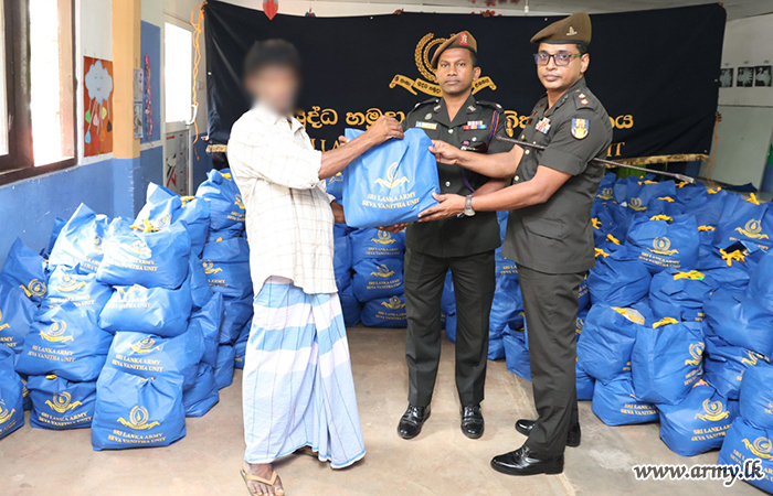 යුද්ධ හමුදා සේවා වනිතා ඒකකයෙන් වියළි සලාක බෙදා දීමේ වැඩසටහනක් පවත්වයි
