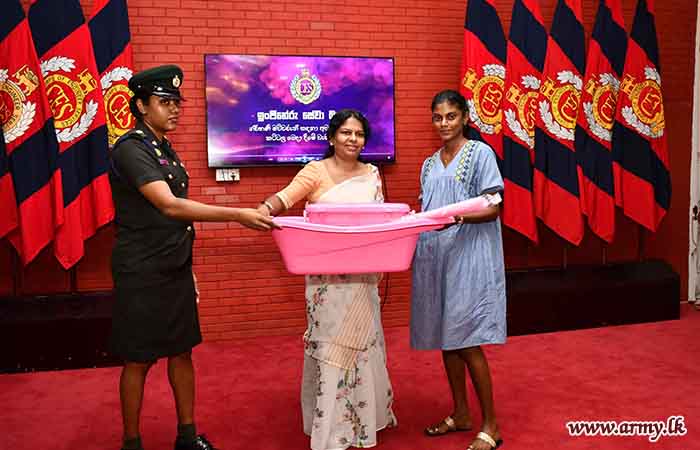 பொறியியல் சேவைகள் படையணி சேவை வனிதையரால்  படையினரின் துணைவியருக்கு குழந்தை பராமரிப்பு உபகரணங்கள் 