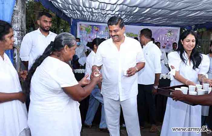 இராணுவ சேவை வனிதையரால் கோட்டே ரஜமஹா விகாரையில் சூப் தானம்