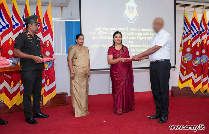 கெமுனு ஹேவா படையணி சேவை வனிதையரால் சிவில் ஊழியர்களுக்கு புத்தாண்டுப் பரிசில்கள் 