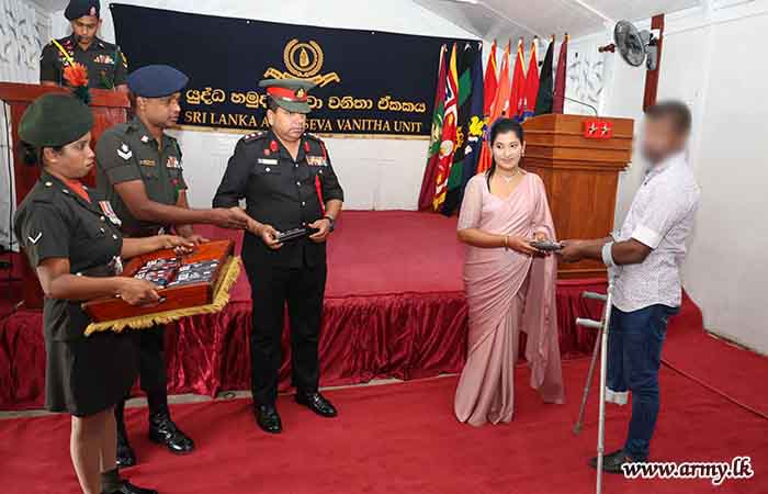 යුද්ධ හමුදා සේවා වනිතා ඒකකයෙන් ඇස් කණ්ණාඩි පරිත්‍යාග කිරීමේ වැඩසටහනක්