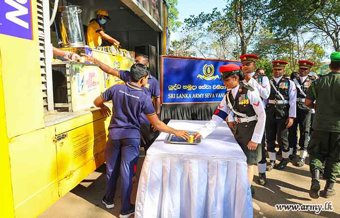 78 වන නිදහස් දින පෙළපාළියට සහභාගී වූවන් වෙත යුද්ධ හමුදා සේවා වනිතා ඒකකයෙන් සංග්‍රහයක්