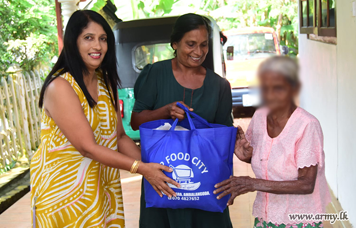 යුද්ධ හමුදා සන්නද්ධ බුද්ධි බලකා සේවා වනිතා ශාඛාවෙන් පරිත්‍යාග වැඩසටහනක්