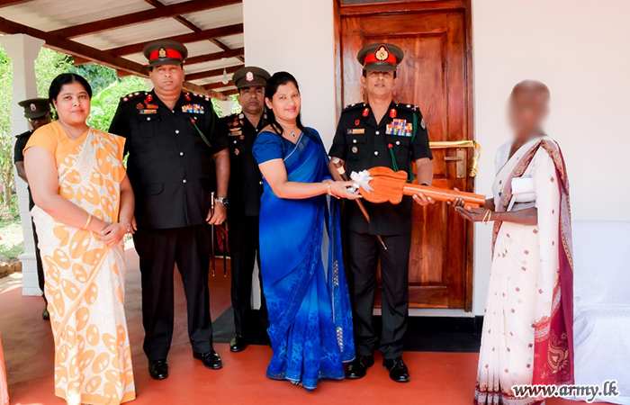 கெமுனு ஹேவா படையணி சேவை வனிதையரால் போரில் வீரமரணமடைந்த ஒருவரின் குடும்பத்திற்கு புதிய வீடு