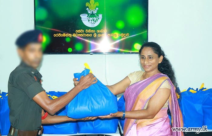 இலங்கை இலேசாயுத காலாட் படையணி சேவை வனிதையரால் படையினருக்கு புத்தாண்டுப் பரிசில்கள் 