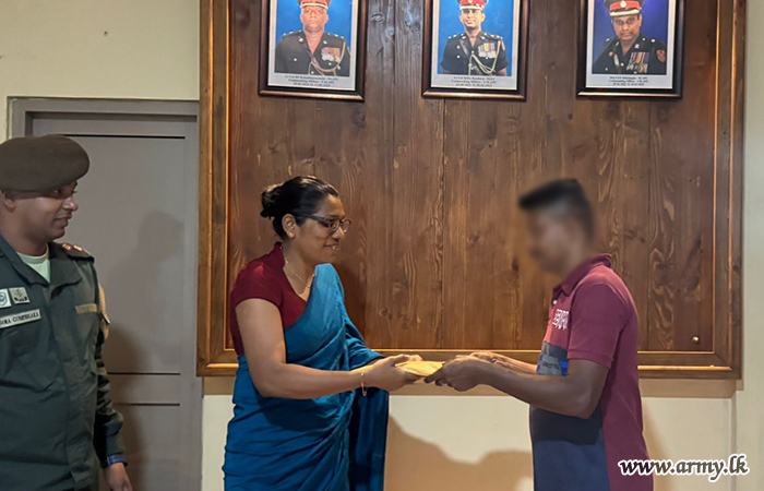 இலங்கை இராணுவ முன்னோடி படையணி சேவை வனிதையரால் சிவில் ஊழியர்களுக்கு ஆடைகள்
