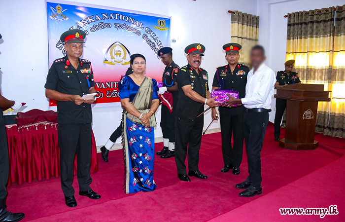சேவை வனியைரால் சிவில் ஊழியர்களுக்கு உலர் உணவுப் பொதிகள் மற்றும் வவுசர்கள்