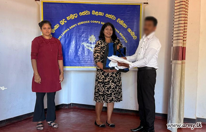இலங்கை இராணுவ சேவைப் படையணி சேவை வனிதையரால் இராணுவத்தினர் மற்றும் சிவில் ஊழியர்களுக்கு நன்கொடை