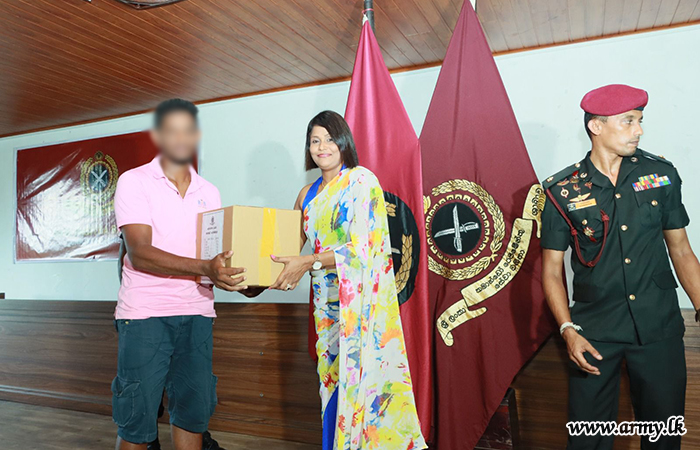 கொமாண்டோ படையணி சேவை வனிதையரால் உலர் உணவுப் பொதிகள்  விநியோகம்