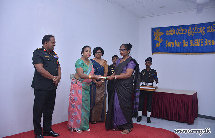 இலங்கை மின்சார மற்றும் இயந்திர பொறியியல் படையணி சேவை வனிதையரால் வவுசர்கள் நன்கொடை